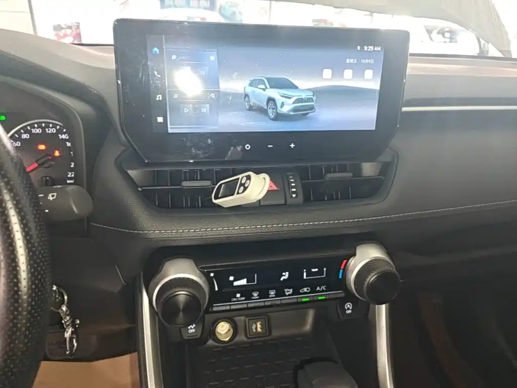 Toyota RAV4 — миниатюра 13