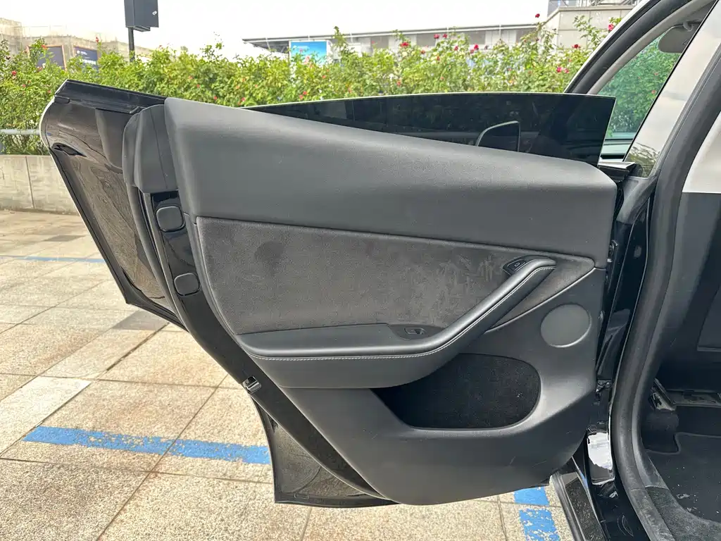 Tesla Model Y — миниатюра 25