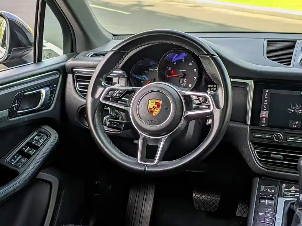 Porsche Macan — миниатюра 10