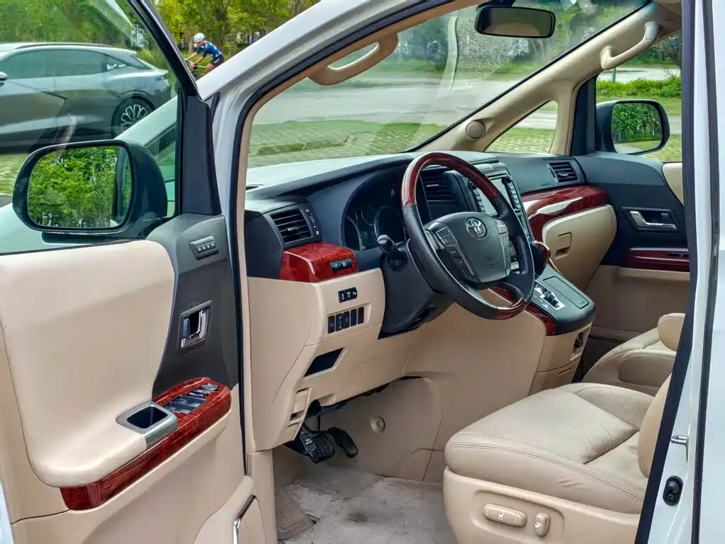 Toyota Alphard — миниатюра 4