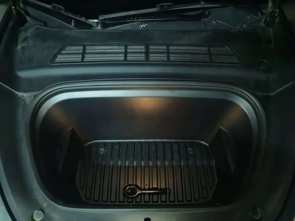 Tesla Model Y — миниатюра 11