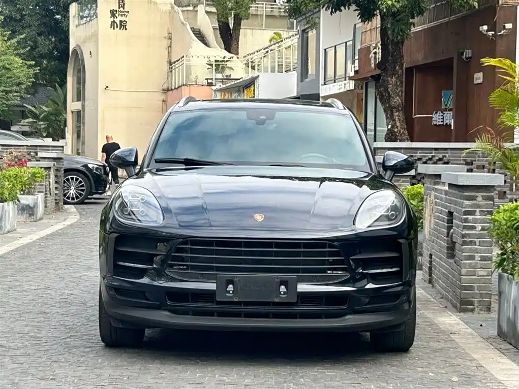 PORSCHE MACAN