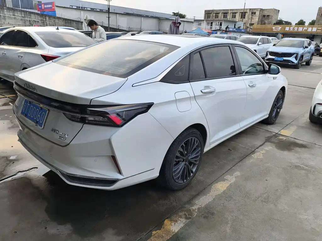 DONGFENG YI HYUN MAX