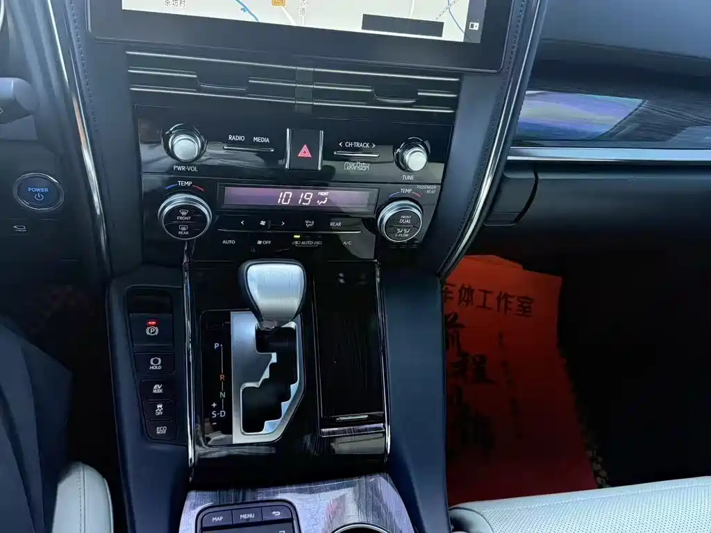 Lexus LM 2020 300h мест