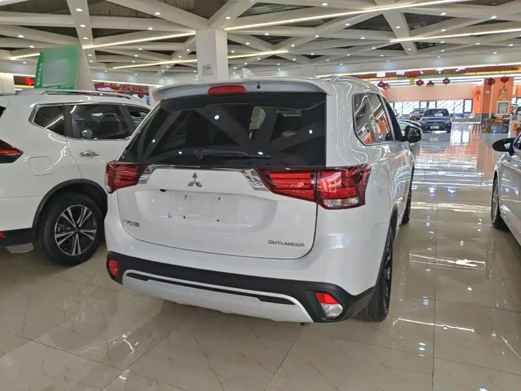 Mitsubishi Outlander — миниатюра 7