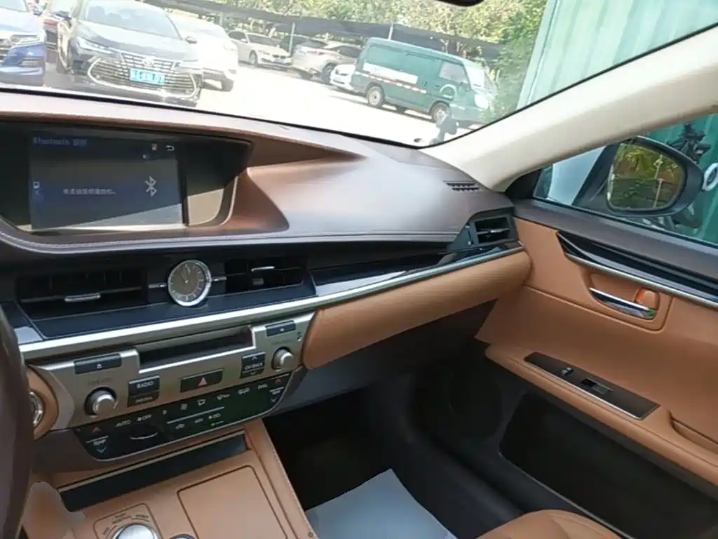 Lexus ES — миниатюра 10