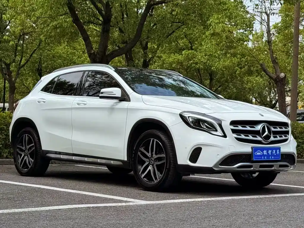 MERCEDES-BENZ  GLA