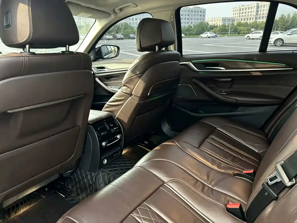 BMW 5 Series — миниатюра 6