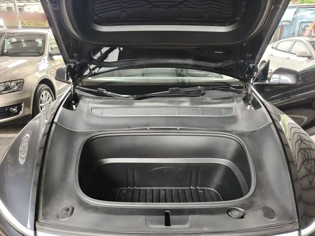 Tesla Model Y — миниатюра 20