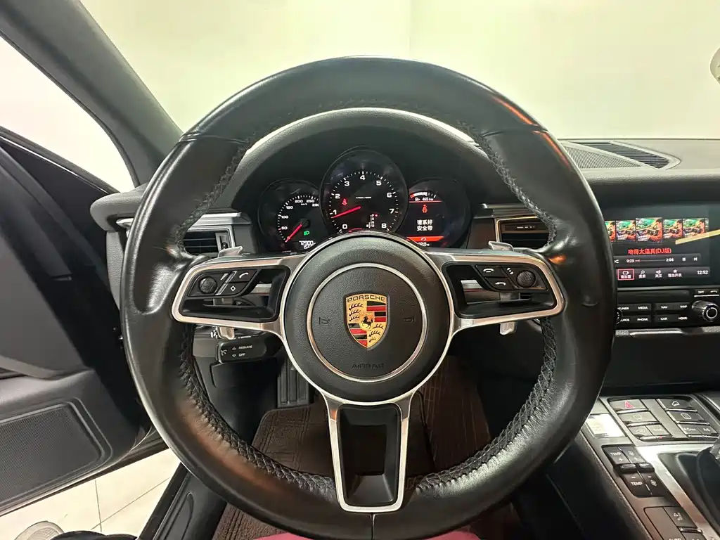 Porsche Macan — миниатюра 11