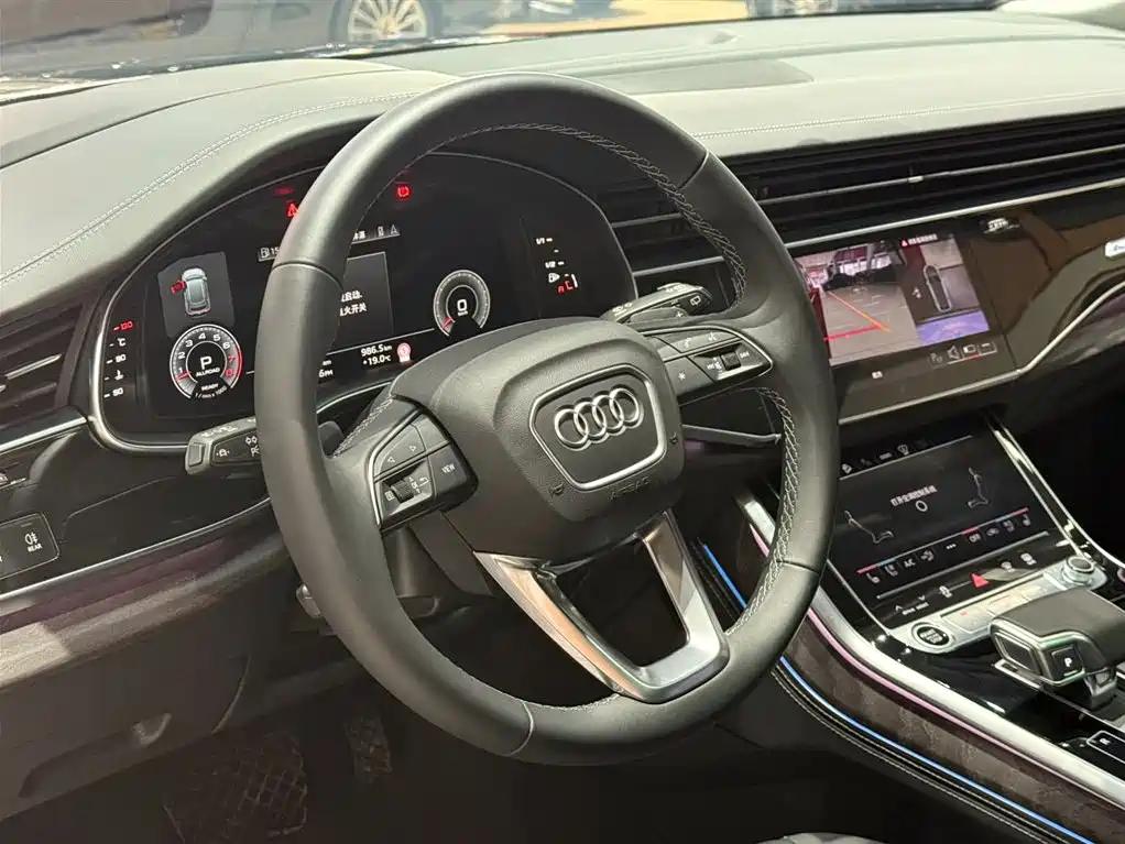AUDI Q8