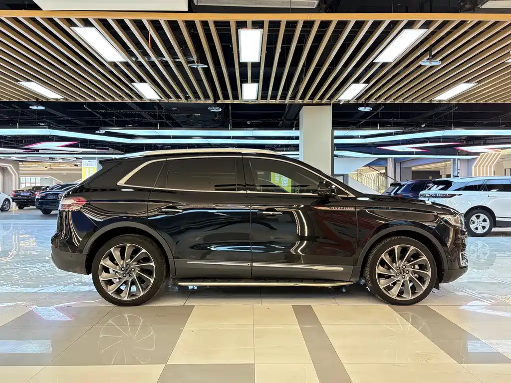 LINCOLN NAVIGATOR (IMPORT)