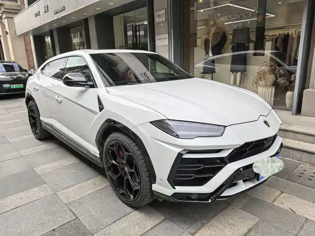 LAMBORGHINI URUS 2020