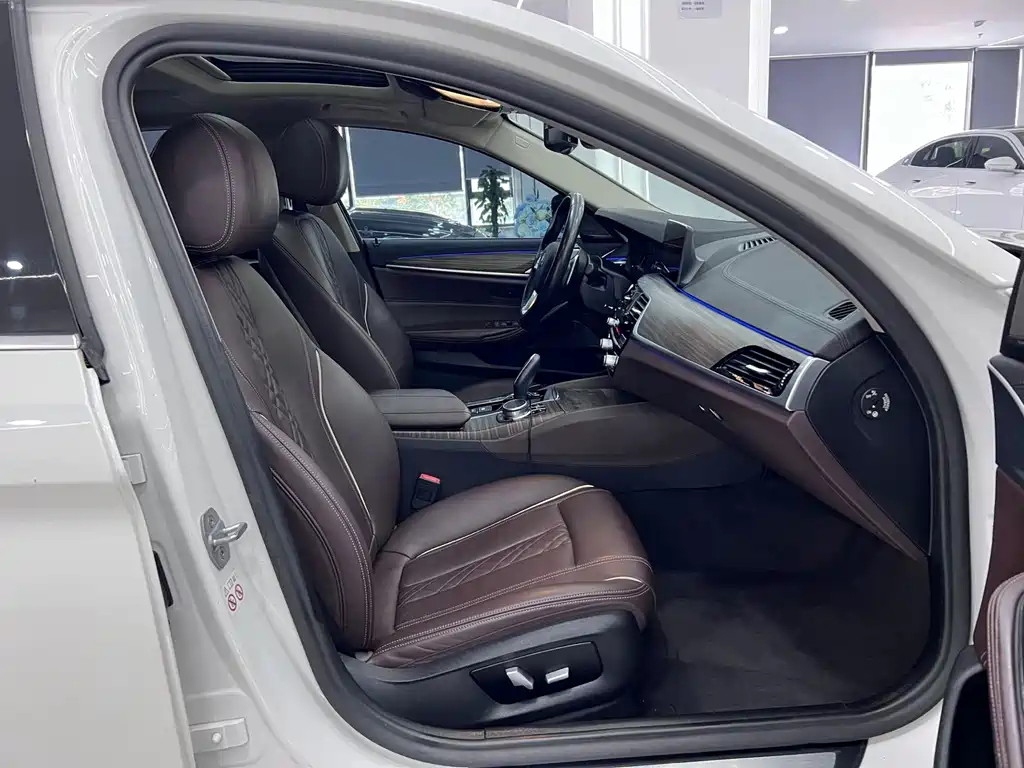 BMW 5 Series — миниатюра 10
