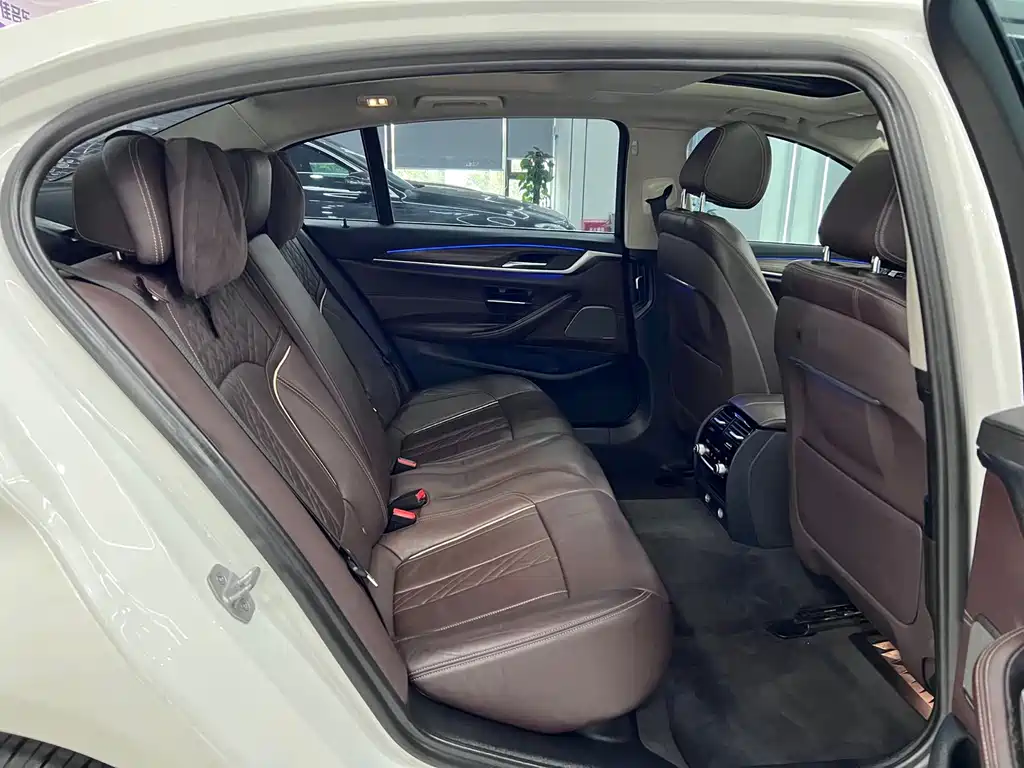BMW 5 Series — миниатюра 11