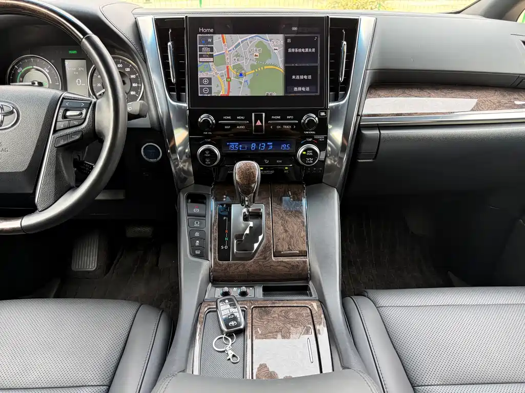 Toyota Alphard — миниатюра 8