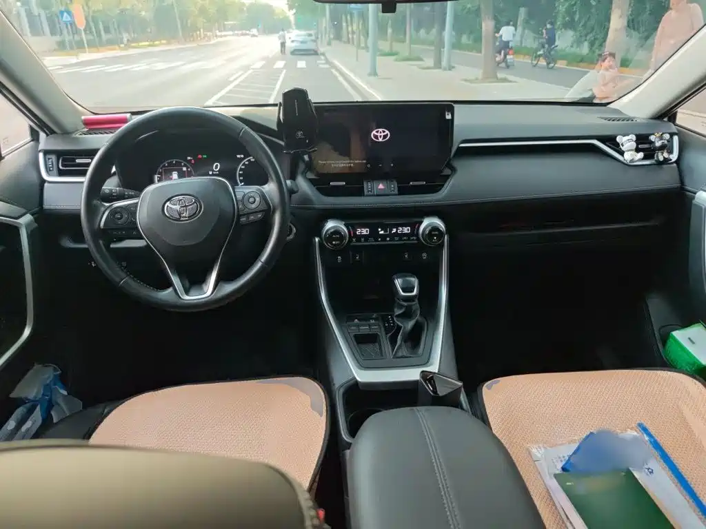 Toyota RAV4 — миниатюра 13