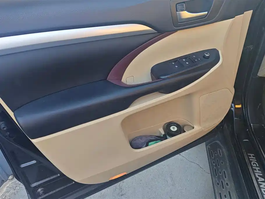 Toyota Highlander 2015 2.0T Elite 7 мест