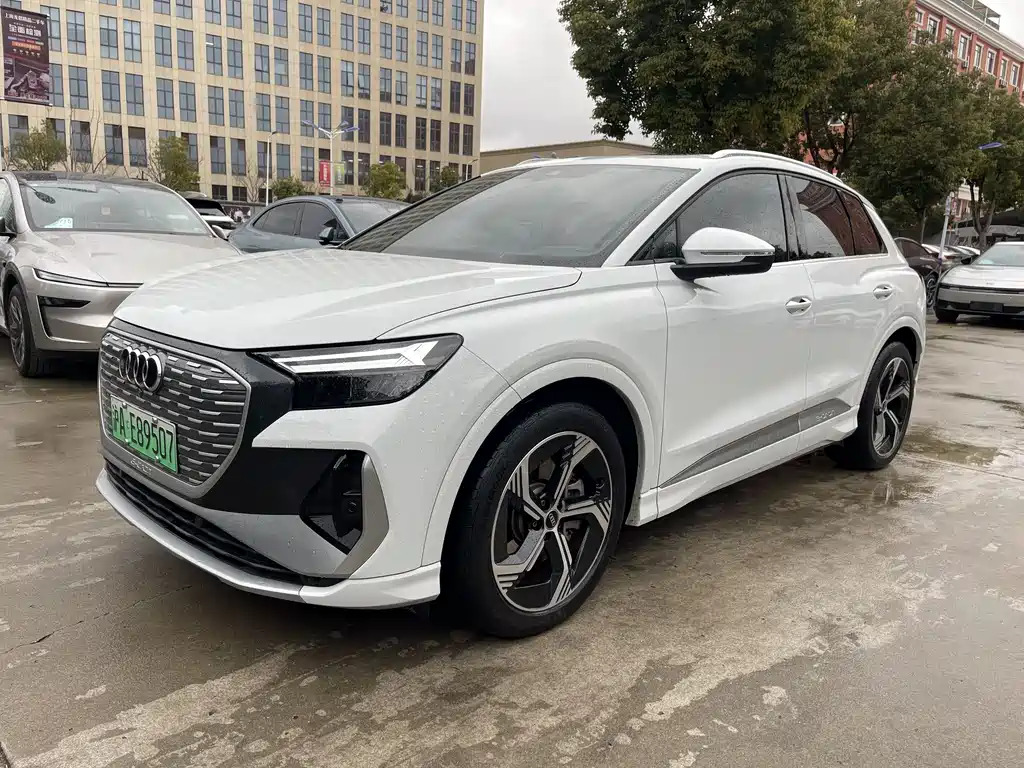 AUDI Q4 E TRON
