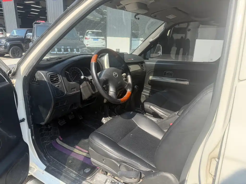 Nissan Paladin — миниатюра 4
