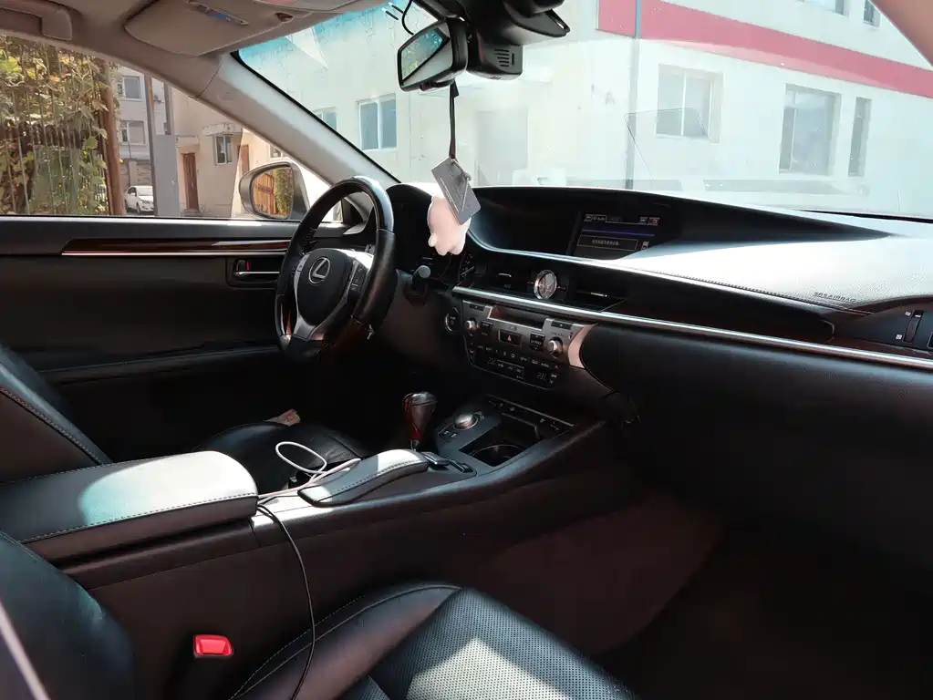 Lexus ES — миниатюра 11