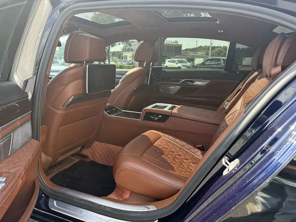 BMW 7 Series — миниатюра 11