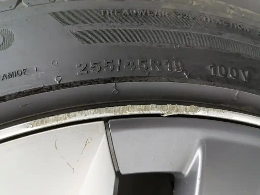 Tesla Model Y — миниатюра 24