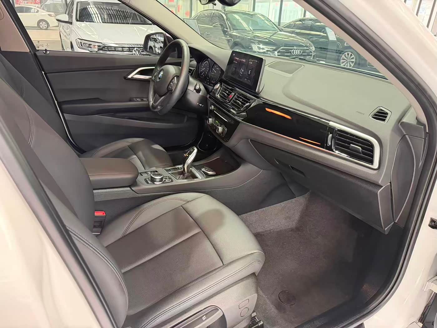 BMW 1 Series 1.5 л 2022 г. Белый, пробег 40000 км