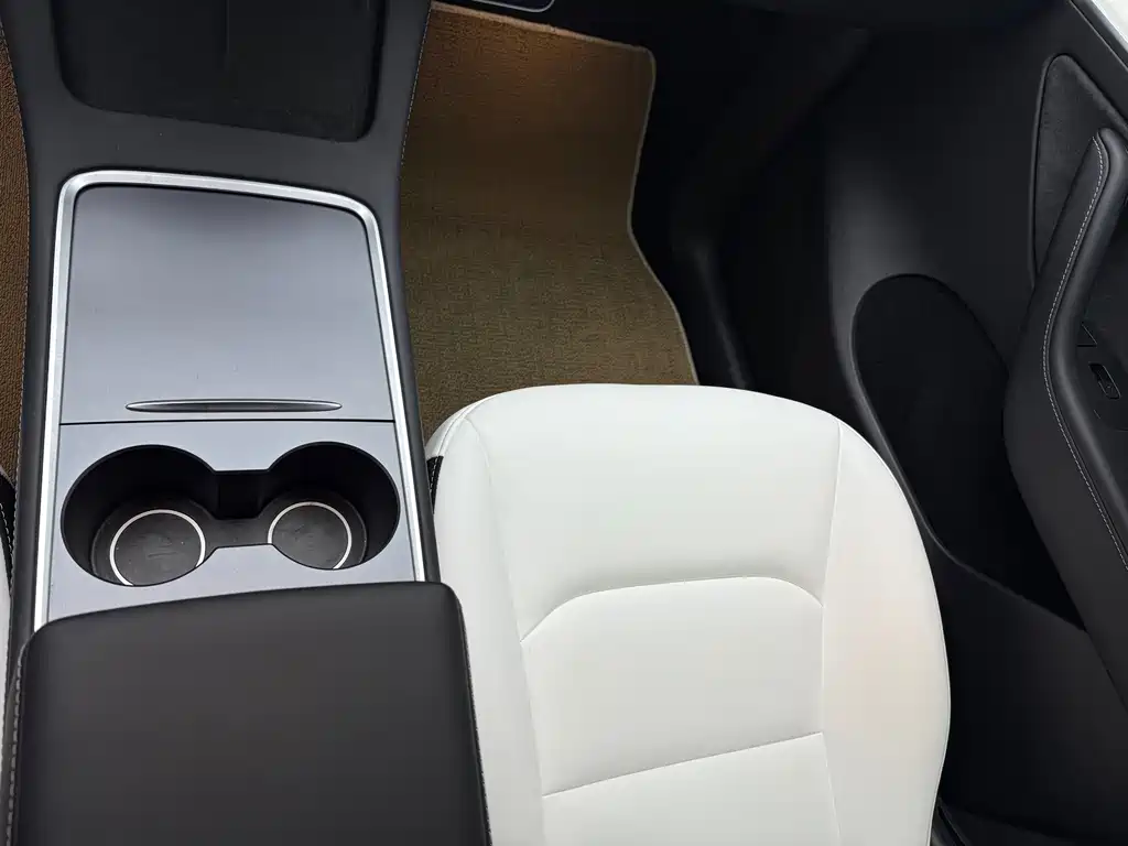 Tesla Model Y — миниатюра 8