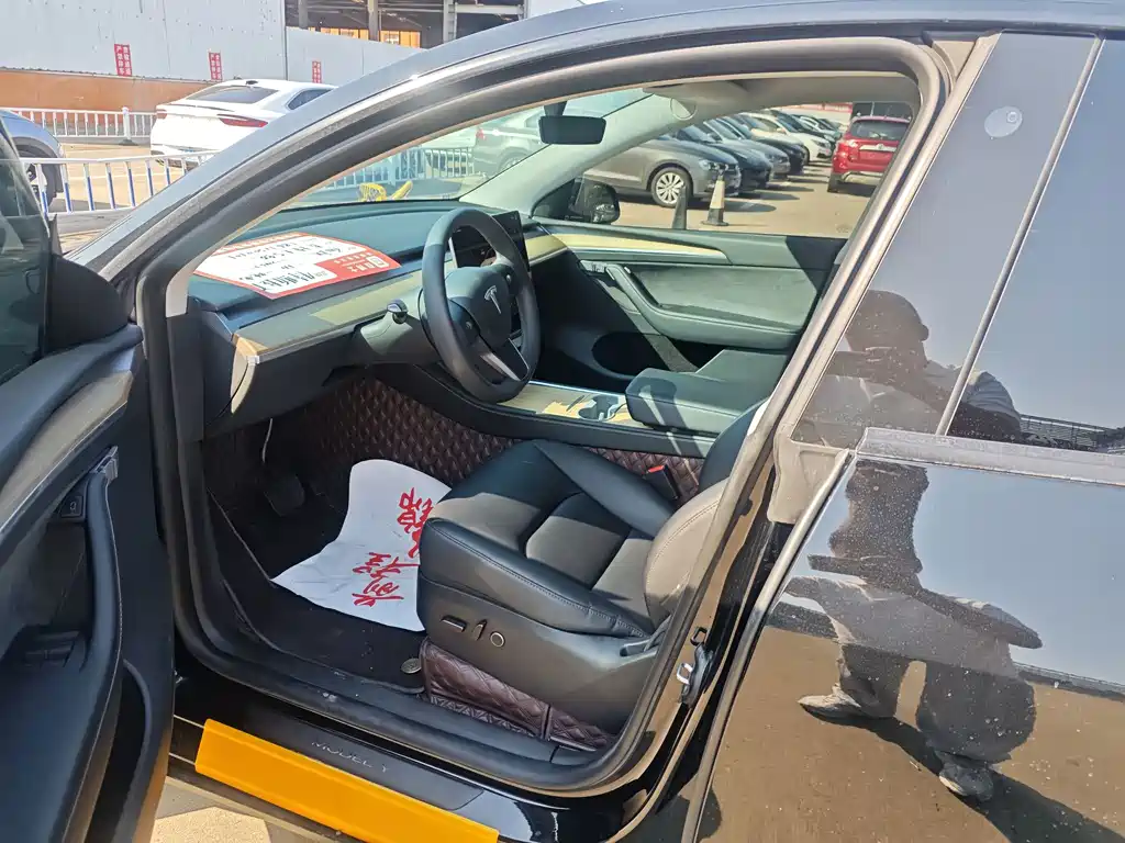 Tesla Model Y — миниатюра 4