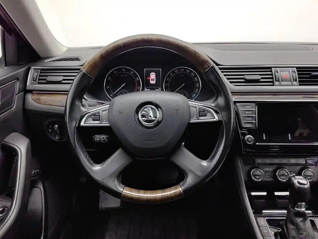 Skoda Superb — миниатюра 11