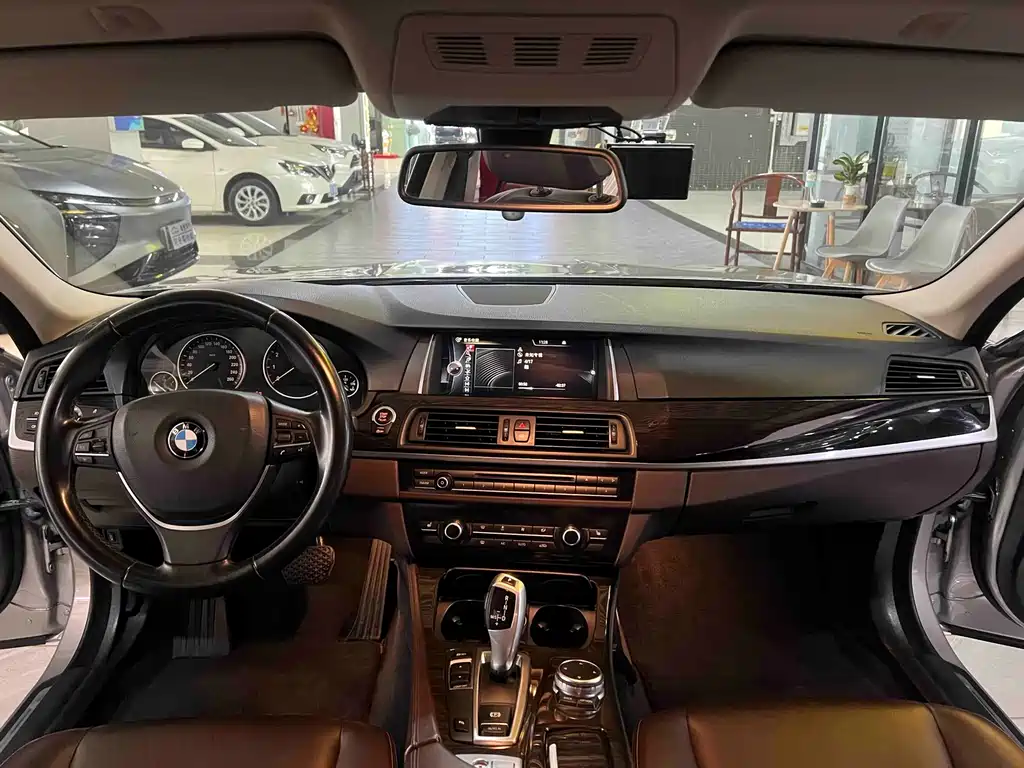 BMW 5 Series — миниатюра 4