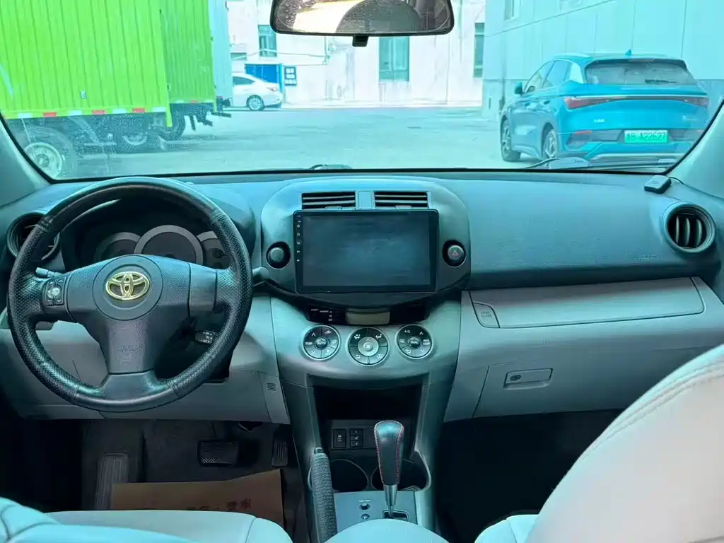 Toyota RAV4 — миниатюра 8