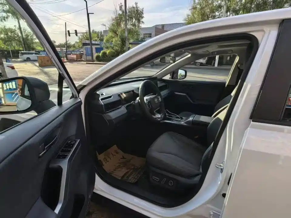 Toyota RAV4 — миниатюра 7