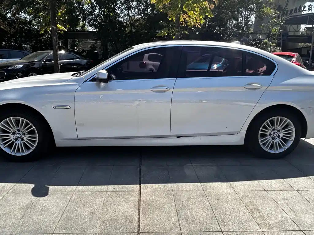 BMW 5 Series — миниатюра 10