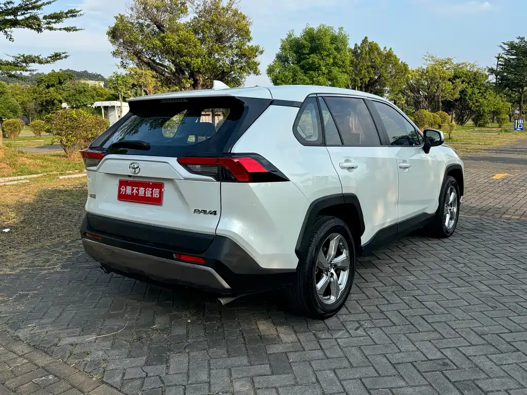 Toyota RAV4 — миниатюра 6