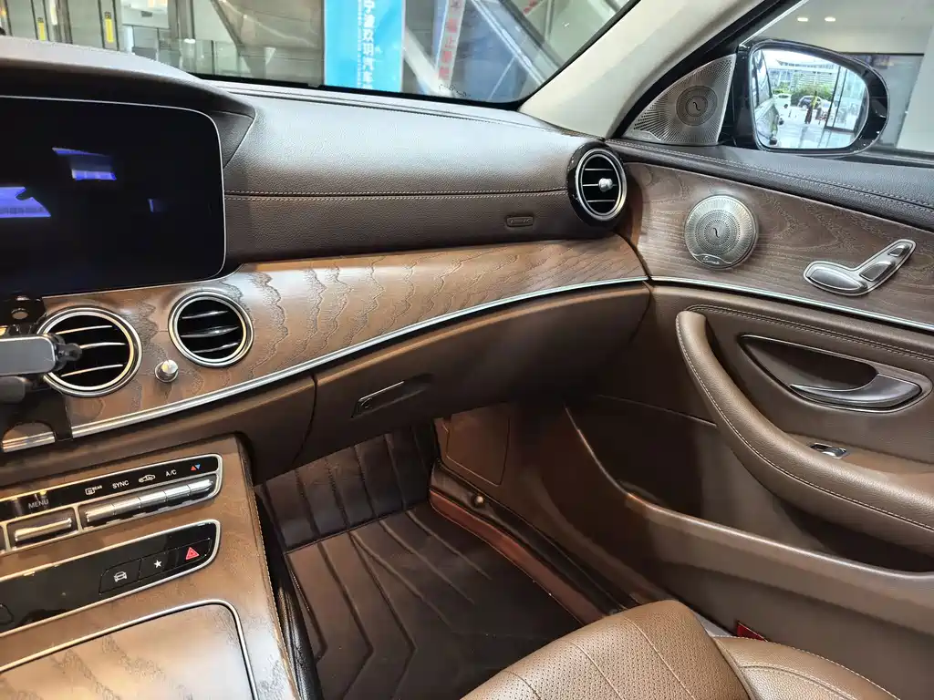 Mercedes-Benz E-Class — миниатюра 8