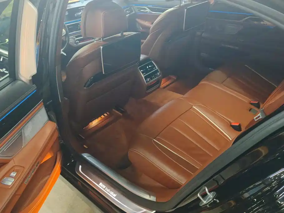 BMW 7 Series — миниатюра 11