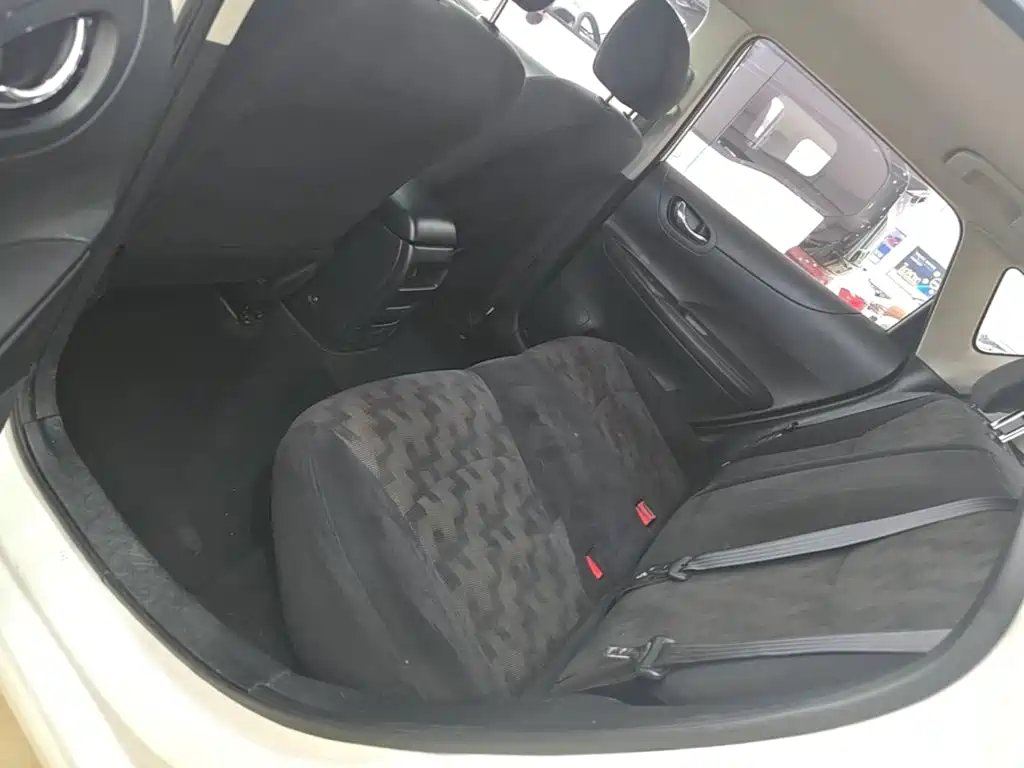 Nissan Tiida — миниатюра 17