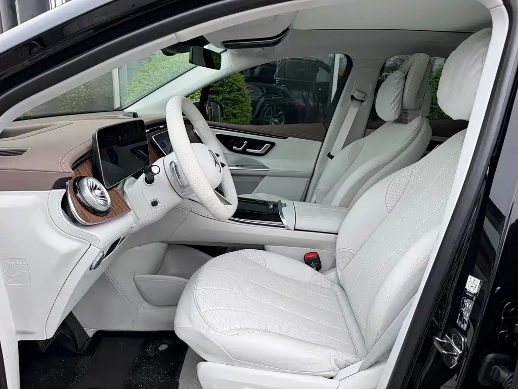 Mercedes-Benz EQE SUV — миниатюра 17
