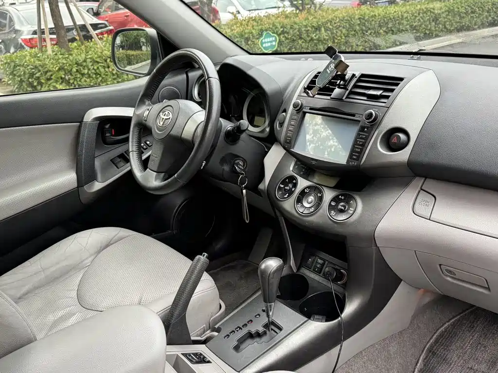 Toyota RAV4 — миниатюра 13
