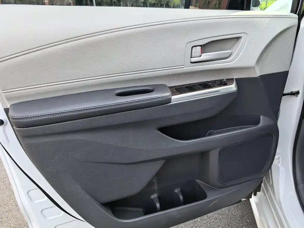 Toyota Sienna — миниатюра 33