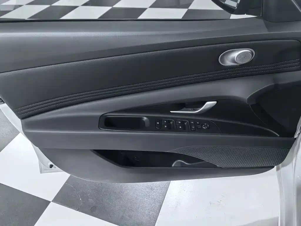Hyundai Elantra — миниатюра 16