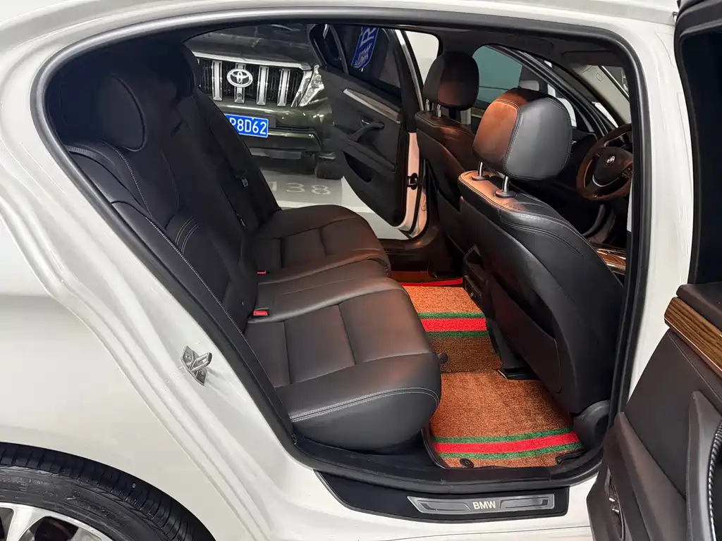 BMW 5 Series — миниатюра 11