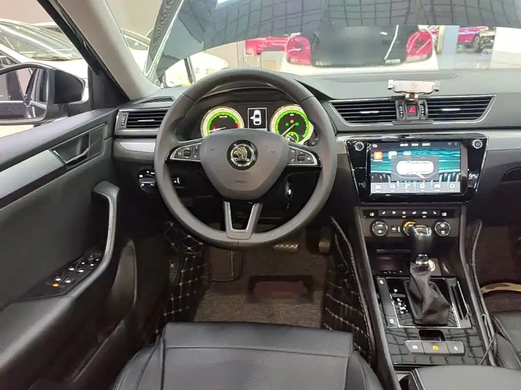 Skoda Superb — миниатюра 11