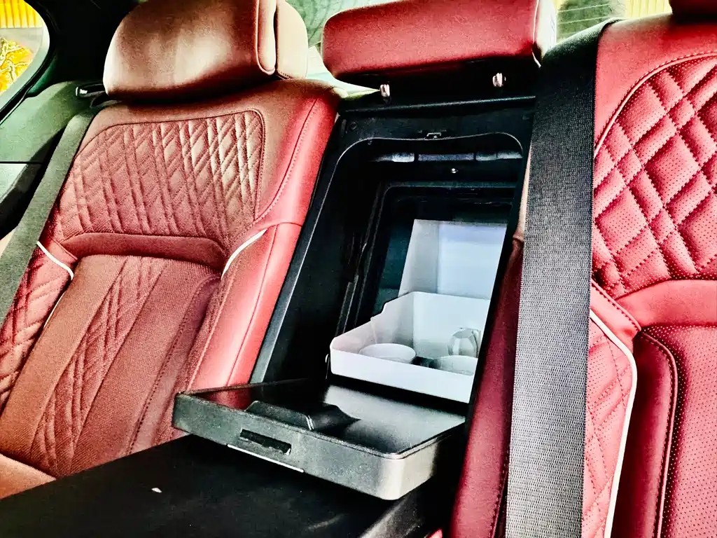 BMW 7 Series — миниатюра 11