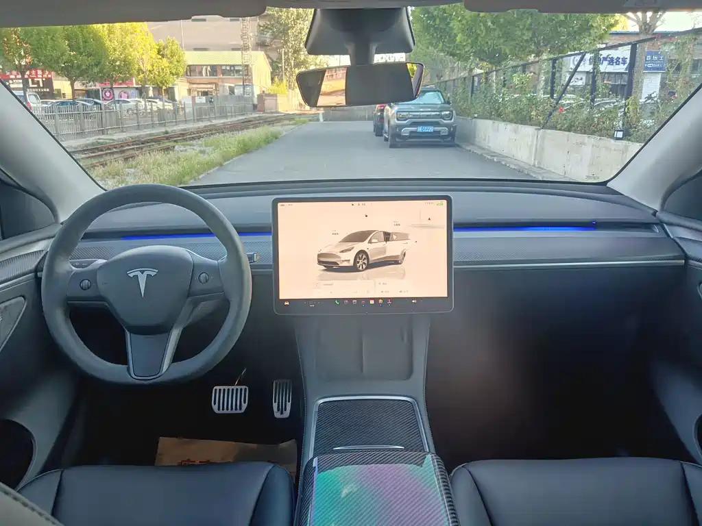 Tesla Model Y — миниатюра 17