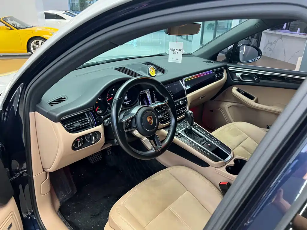 PORSCHE MACAN