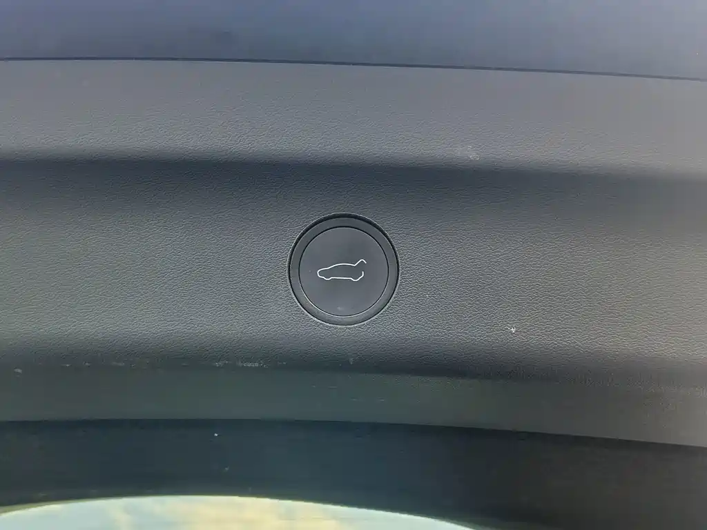Tesla Model Y — миниатюра 10