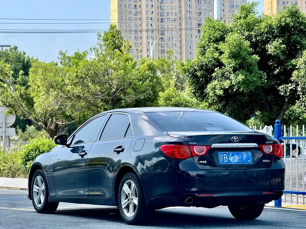 Toyota Reiz — миниатюра 5